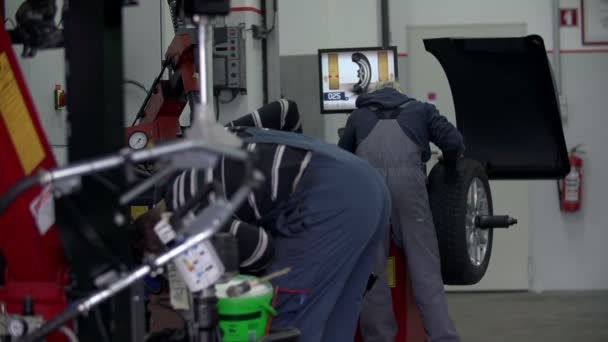 Zwei Automechaniker bei der Arbeit - Filmmaterial, Video