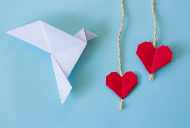 origami tausta rauha valkoinen kyyhkynen ja punaiset sydämet  - Valokuva, kuva