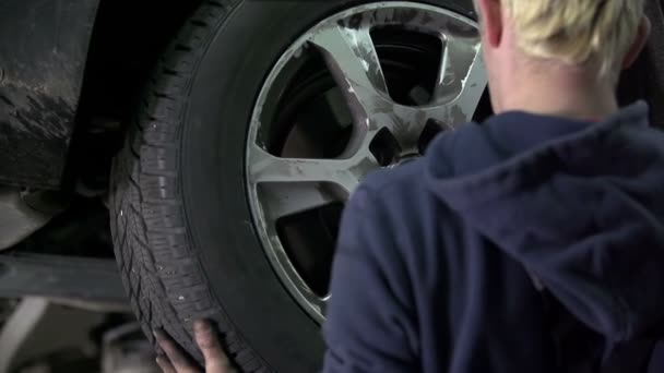 Colocar el neumático de nuevo en el chasis en cámara lenta
 - Metraje, vídeo