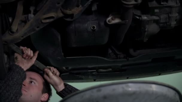 Mechaniker befestigt Boden des Fahrgestells - Filmmaterial, Video