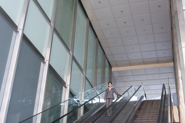 Asian business woman stand at escalator - Fotografie, Obrázek