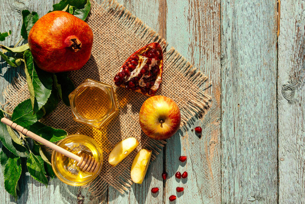Apple and honey and pomegranate, traditional food of jewish New Year - Rosh Hashana. - Fotografie, Obrázek