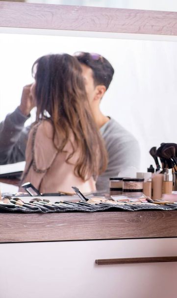 The man doing make-up for cute woman in beauty salon - Fotografie, Obrázek