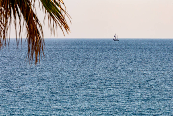 Velero en el hermoso mar azul siciliano - Foto, imagen