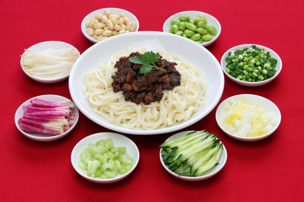 Zha jiang mian (estilo Pekín), cocina de fideos chinos
 - Foto, Imagen