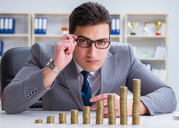 Бізнесмен із золотими монетами в концепції зростання бізнесу
 - Фото, зображення