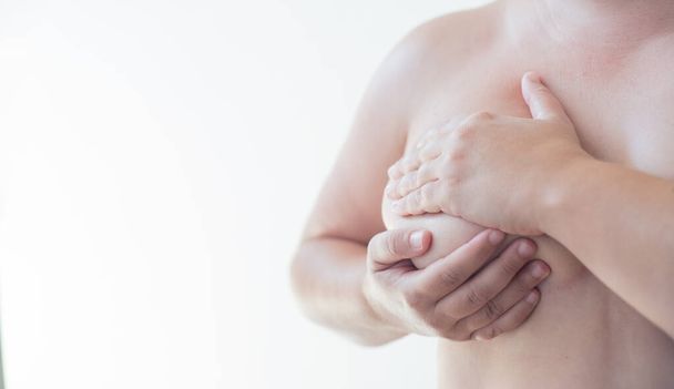 Prevence rakoviny prsu. Dvě ruce držící prsa - Fotografie, Obrázek