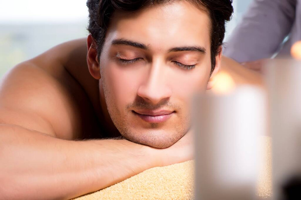 Fiatal jóképű férfi a spa eljárás alatt - Fotó, kép