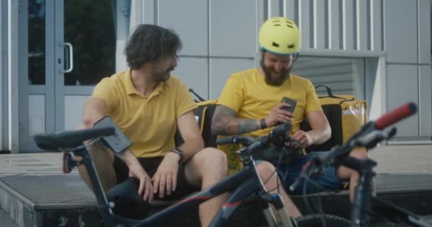 Enttäuschte Fahrradkuriere warten auf die Arbeit - Filmmaterial, Video