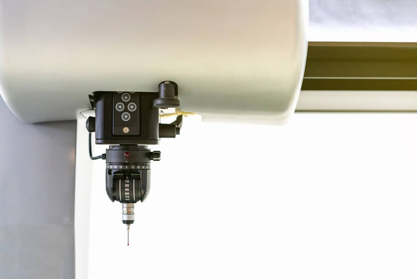 Κοντινό κεφάλι καθετήρα της αυτόματης μηχανής μέτρησης συντεταγμένων (CMM) για επιθεώρηση υψηλής ακρίβειας και υψηλής ακρίβειας μέρος με χώρο αντιγραφής - Φωτογραφία, εικόνα