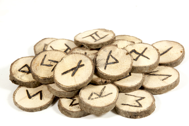 estudio tiro colección de viejas runas de madera
 - Foto, imagen