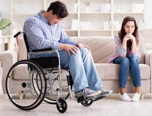 Desperacka osoba niepełnosprawna na wózku inwalidzkim - Zdjęcie, obraz