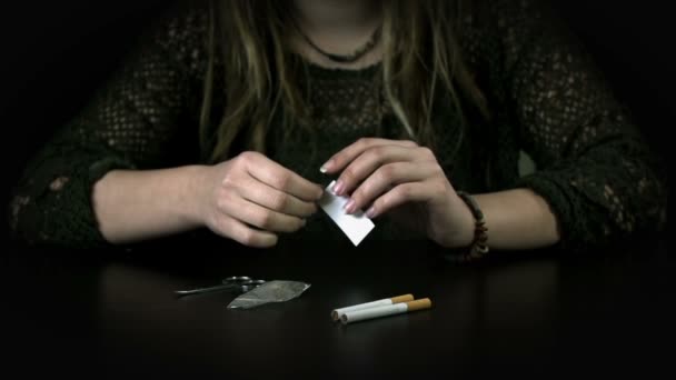 Femme faisant un filtre fumeur à partir d'un morceau de papier
 - Séquence, vidéo