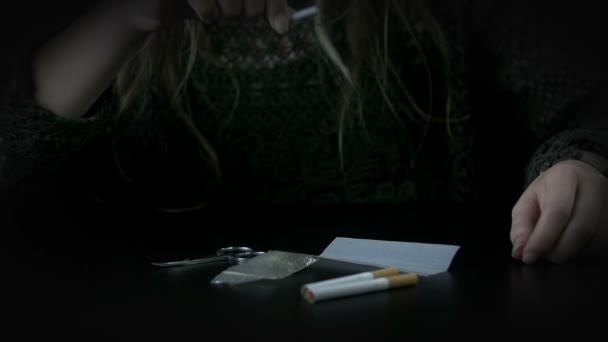 Jogando filtro de fumar no papel de fumar
 - Filmagem, Vídeo