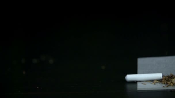 rozrzut tytoniowego z papierosa na bibułek - Materiał filmowy, wideo