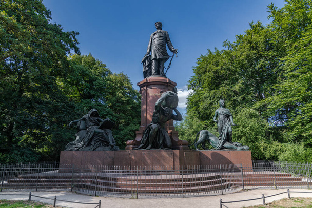 Tiergarten, Berlin, Almanya 'daki tarihi Bismarck Anıtı. Otto von Bismarck, Alman İmparatorluğu 'nun ilk Şansölyesi. - Fotoğraf, Görsel