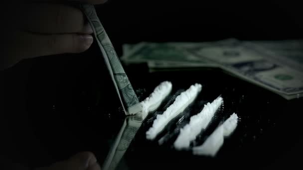 Kokain mit einem Dollarschein erschnüffelt - Filmmaterial, Video