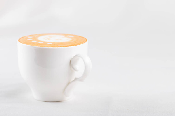 Bevanda di caffè di Halloween con immagine di zucca su sfondo bianco - Foto, immagini
