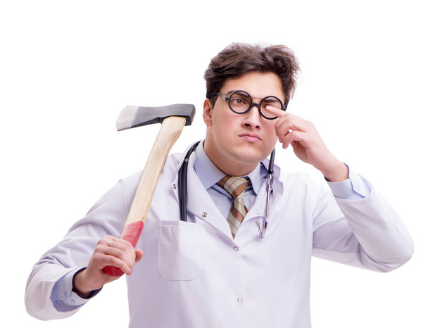 Médico divertido con hacha aislada en blanco - Foto, Imagen