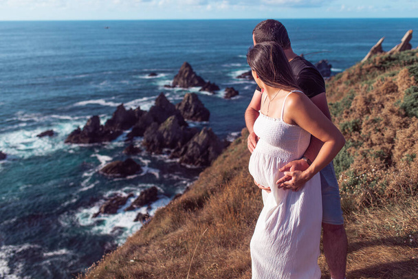 Couple enceinte au sommet des falaises de Loiba en Galice, Espagne - Photo, image