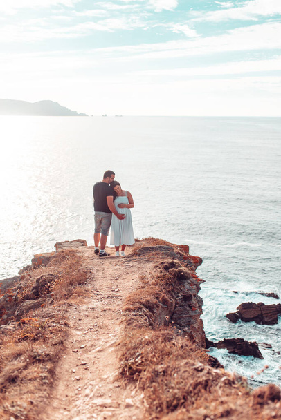 Pregnant couple on top of the Loiba Cliffs in Galicia, Spain - Zdjęcie, obraz