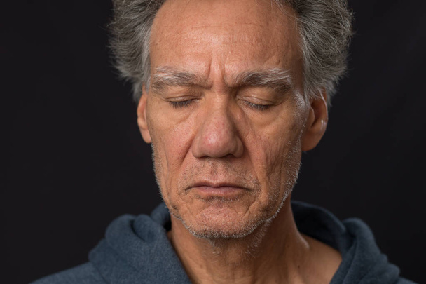 Rozrušený neoholený starší muž doma vypadá deprimovaně a unaveně z toho, že je zavřený - Fotografie, Obrázek