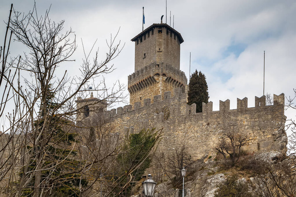 Πρώτος πύργος ή Φρούριο της Guaita είναι ο παλαιότερος από τους τρεις πύργους που κατασκευάστηκαν στο Monte Titano, και ο πιο διάσημος. Χτίστηκε τον 11ο αιώνα. Άγιος Μαρίνος - Φωτογραφία, εικόνα