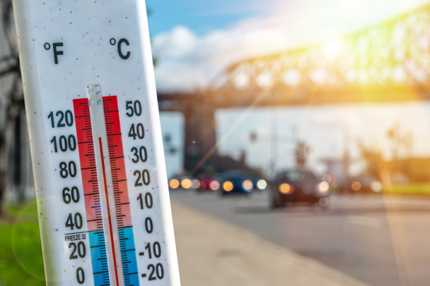 Thermometer vor Autos und Verkehr während Hitzewelle in Montreal. - Foto, Bild