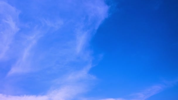 τροπικά σύννεφα και το γαλάζιο του ουρανού - Πλάνα, βίντεο