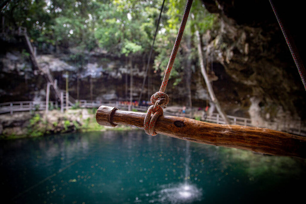 Cenote Meksikossa. Maisemasuunnittelu. Näkymä kaunis cenote Meksikossa. - Valokuva, kuva