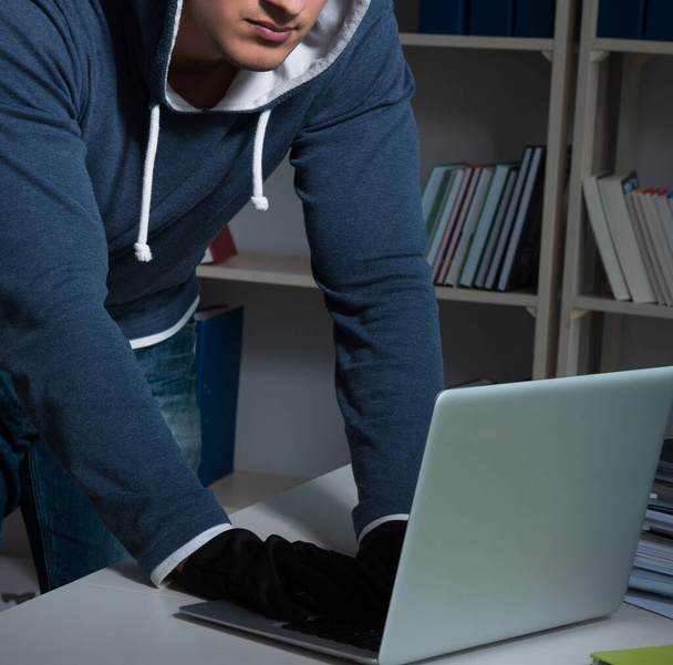 Genç hacker geceleri bilgisayarı hackliyor. - Fotoğraf, Görsel