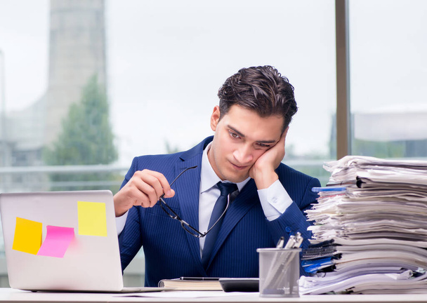 Homme d'affaires accro au travail surmené avec trop de travail au bureau - Photo, image