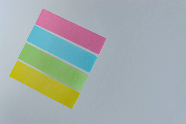 pegatinas rectangulares para notas en un espacio de copia de fondo blanco - Foto, imagen