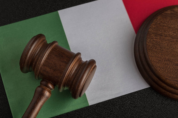 Судья молоток на итальянском флаге. Закон и справедливость. Закрыть. - Фото, изображение