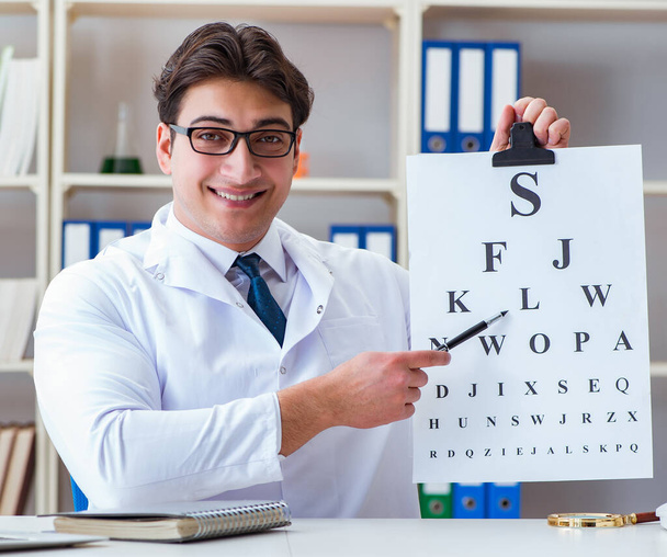 Doktor oční optik s písmenovou osnovou provádějící oční test - Fotografie, Obrázek