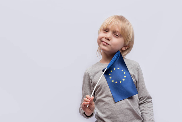 Niño pensativo con bandera de la Unión Europea. La educación en Europa. - Foto, Imagen