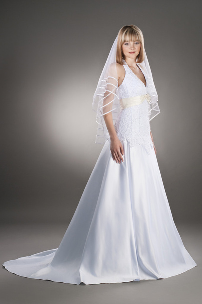 krásná nevěsta ve svatební šaty a závoj - Fotografie, Obrázek