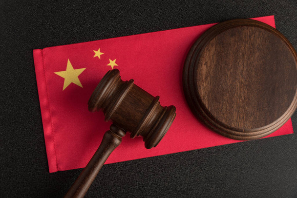 Судья молоток на китайском флаге. Закон и законность в КНР. Нарушение прав человека. - Фото, изображение