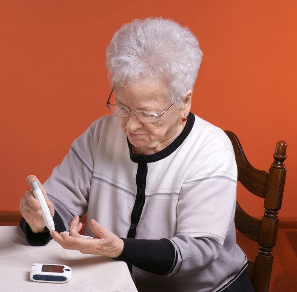 Женщина проверяет уровень сахара
 - Фото, изображение