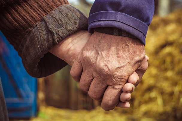 Ηλικιωμένο ζευγάρι κρατώντας χέρι καλλιεργειών  - Φωτογραφία, εικόνα