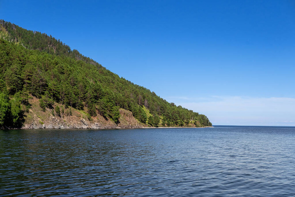 Zielony Przylądek nad jeziorem Bajkał, Listwianka, Rosja. - Zdjęcie, obraz