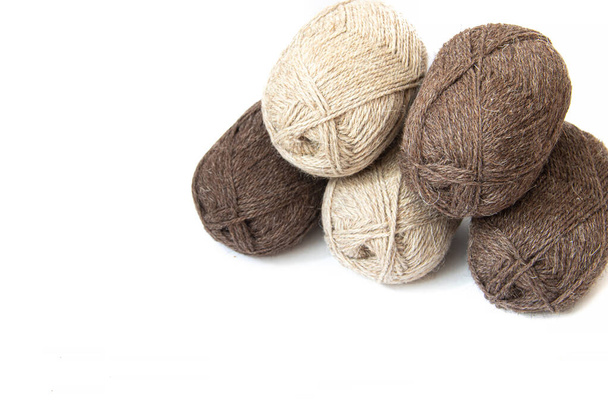 編み物用のウール糸。編み物用のウール糸。自分の手だ。編み物と針仕事。スカーフ、セーター、靴下の糸。コピースペース。糸玉 - 写真・画像