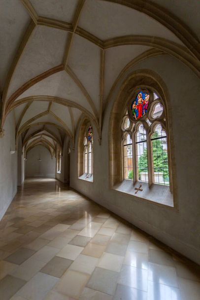 ハンガリー、パンノンハルマにあるパンノンハルマ大聖堂の内部. - 写真・画像