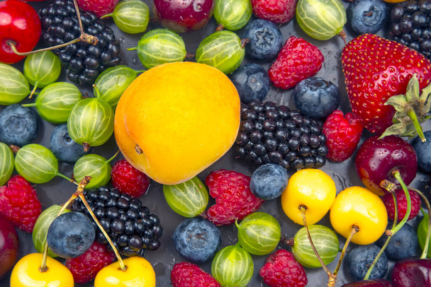 新鮮なベリーがたくさんあります。ビタミン健康食品の果物 - 写真・画像
