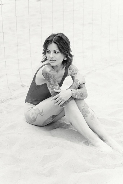 magnifique jeune femme tatouée en maillot de bain sur la plage  - Photo, image