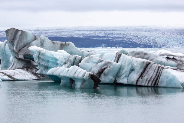 glace bleue sur le rivage de la lagune de glace en Islande - Photo, image