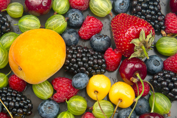 Πολλά φρέσκα διαφορετικά μούρα. χρήσιμη βιταμίνη υγιεινά φρούτα τροφίμων. υγιεινό φυτικό πρωινό - Φωτογραφία, εικόνα