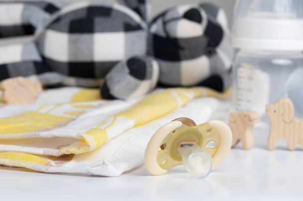 Κοντινό πλάνο νέα κίτρινο μωρό πιπίλα, θηλή σιλικόνης. Ο παγετώνας καλεί επίσης το ομοίωμα ή το συνδετικό ή την πιπίλα ή την Teether. Έννοια παιδικής μέριμνας. - Φωτογραφία, εικόνα