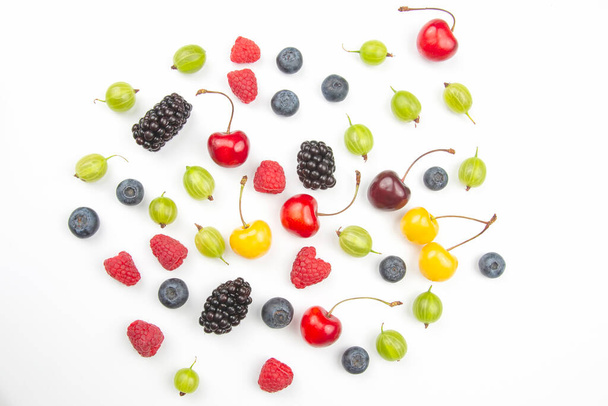 Różne świeże jagody na białym tle. pożyteczne witaminy zdrowe owoce żywności. zdrowe śniadania warzywne - Zdjęcie, obraz