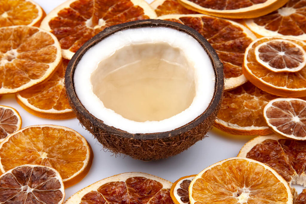 kókusz természetes tejjel szárított citrusfélék hátterében - Fotó, kép